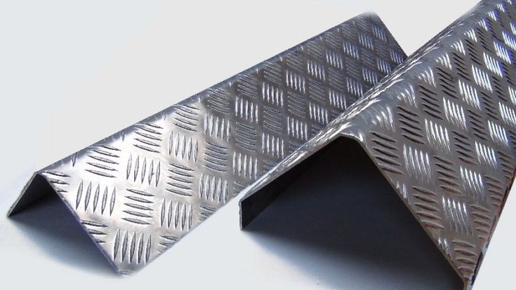 Угол рифлёный алюминиевый Укв 01.2000.500 40х20 мм