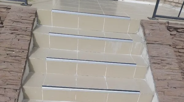 Порог угловой ПУ 09-1.2500.414 Серый