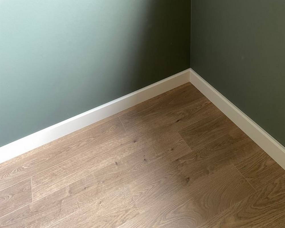 Плинтус из полистирола высокой плотности HI WOOD B70V2 69мм х 14мм х 2,0м.