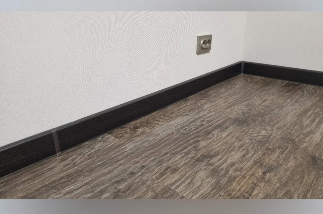 Плинтус ПВХ Cezar матовый с мягким краем HI-LINE PRESTIGE 090 Черный