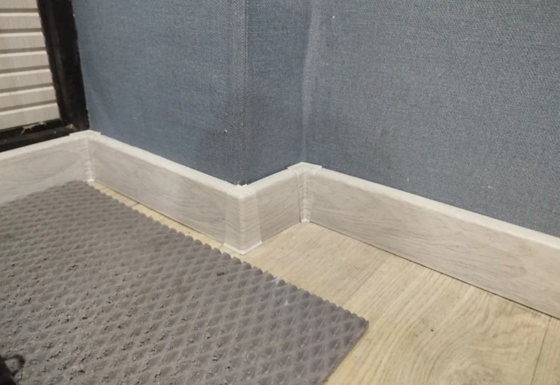 Плинтус ПВХ со съемной панелью Идеал Деконика 70 мм 274 Сосна северная