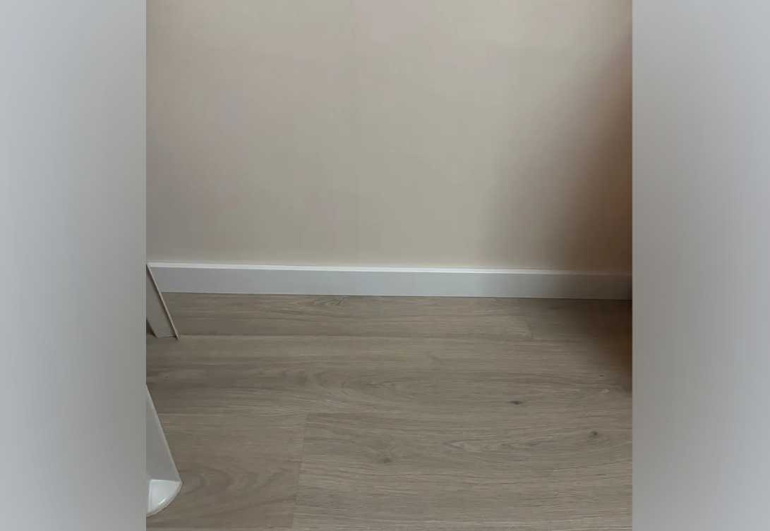 Плинтус кедр Стоунвуд. 60 60мм 2,35м Белый