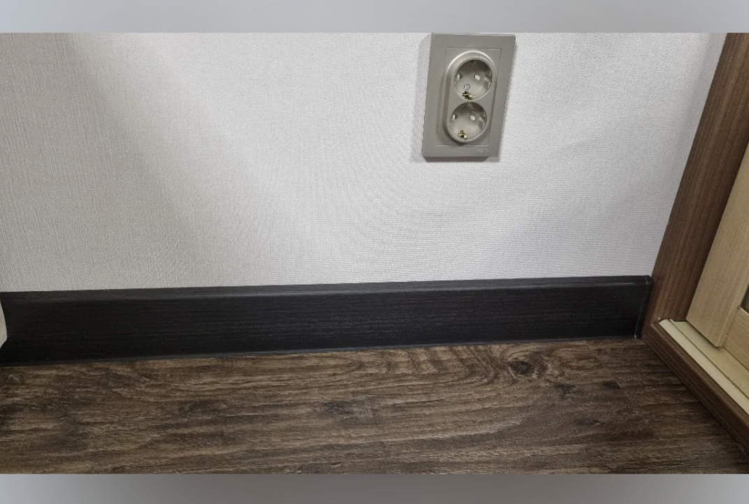 Плинтус ПВХ Cezar матовый с мягким краем HI-LINE PRESTIGE 090 Черный