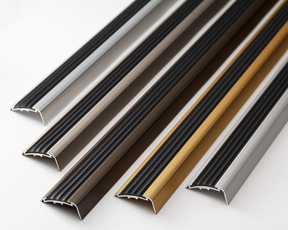 Порог угловой ПУ 71.2700.242л Анод шампань