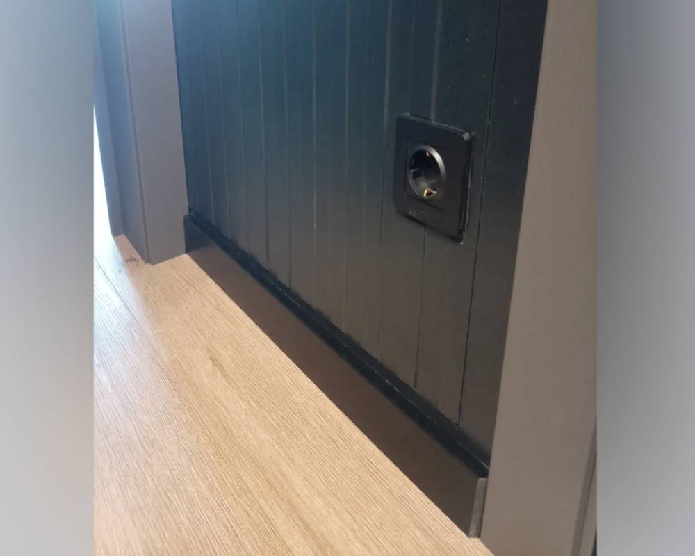 Плинтус из полистирола высокой плотности  Волшебная палочка . 80мм 2м. RAL 9005. Окрашенная