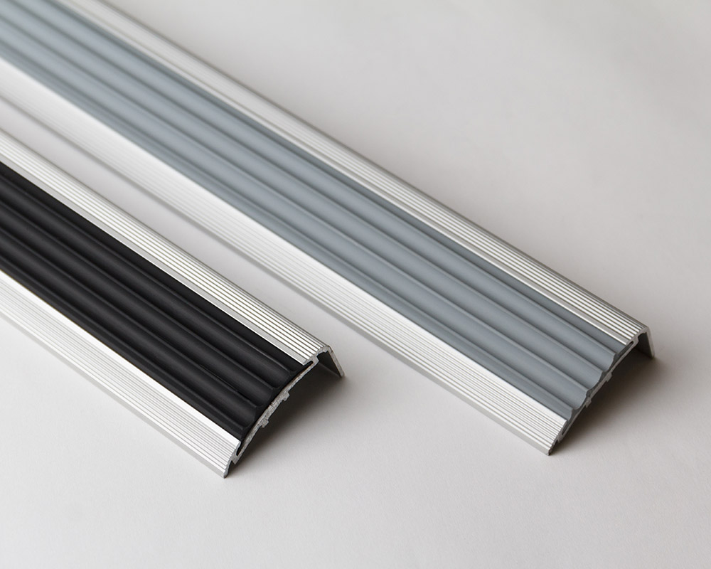 Порог угловой ПУ 71.2700.242л Анод шампань