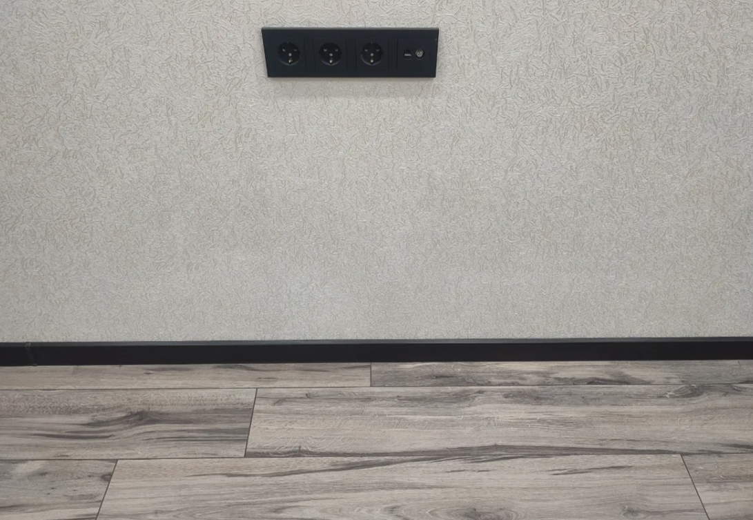 Плинтус ПВХ со съемной панелью Идеал Деконика 85 мм 301 Венге