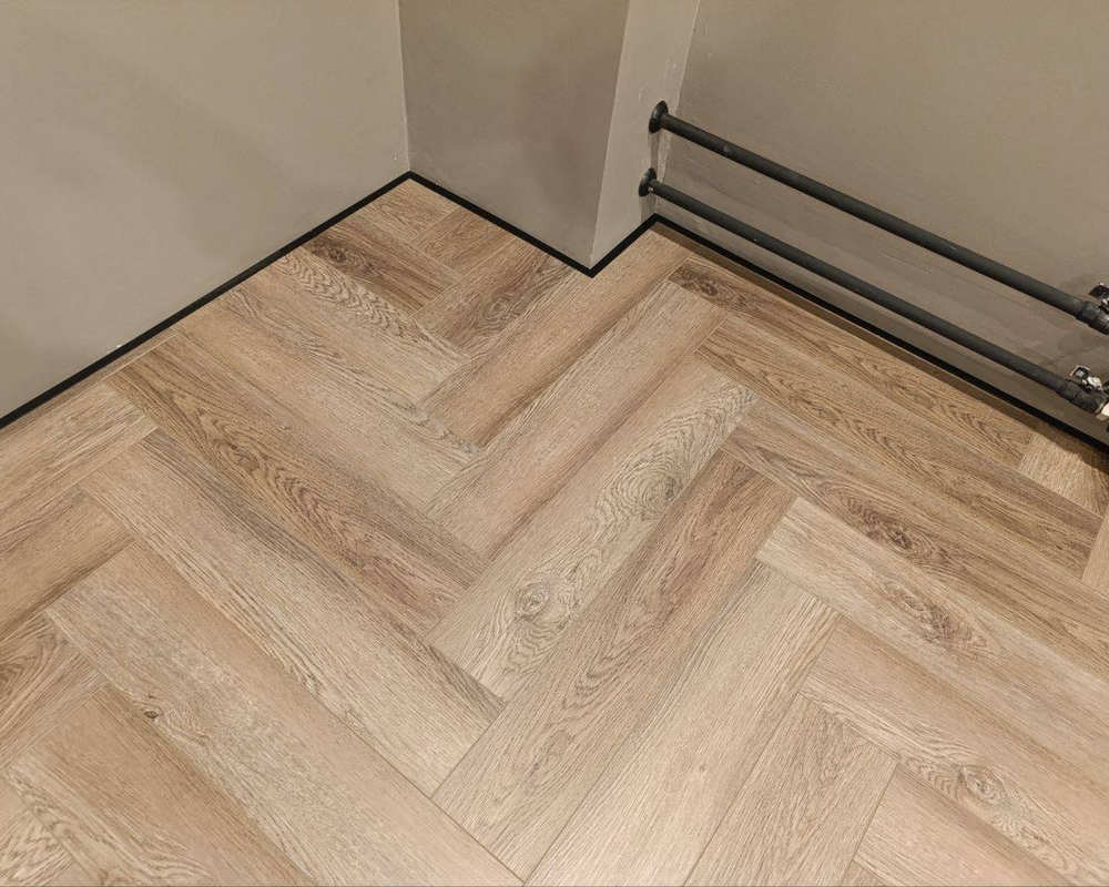 Антиплинтус Апл 01.2700.15. Черный