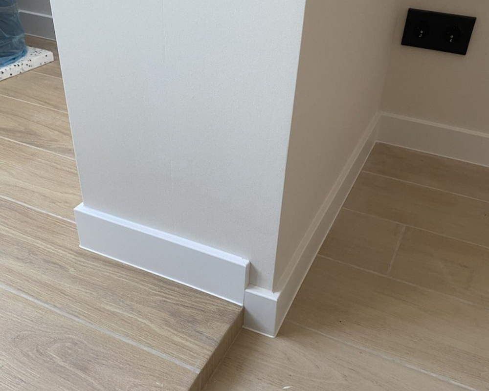 Плинтус ХДФ Dollken Cubu Flex Life 80мм х 2,5 м 1013 Белый