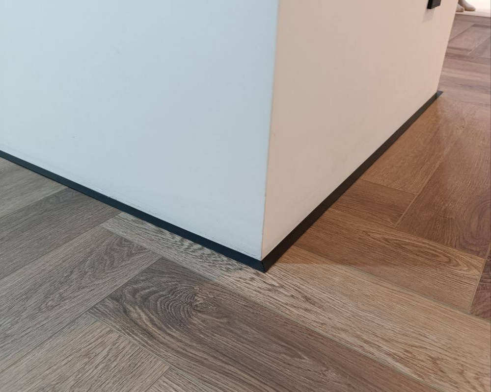 Антиплинтус Апл 01.2700.15. Черный