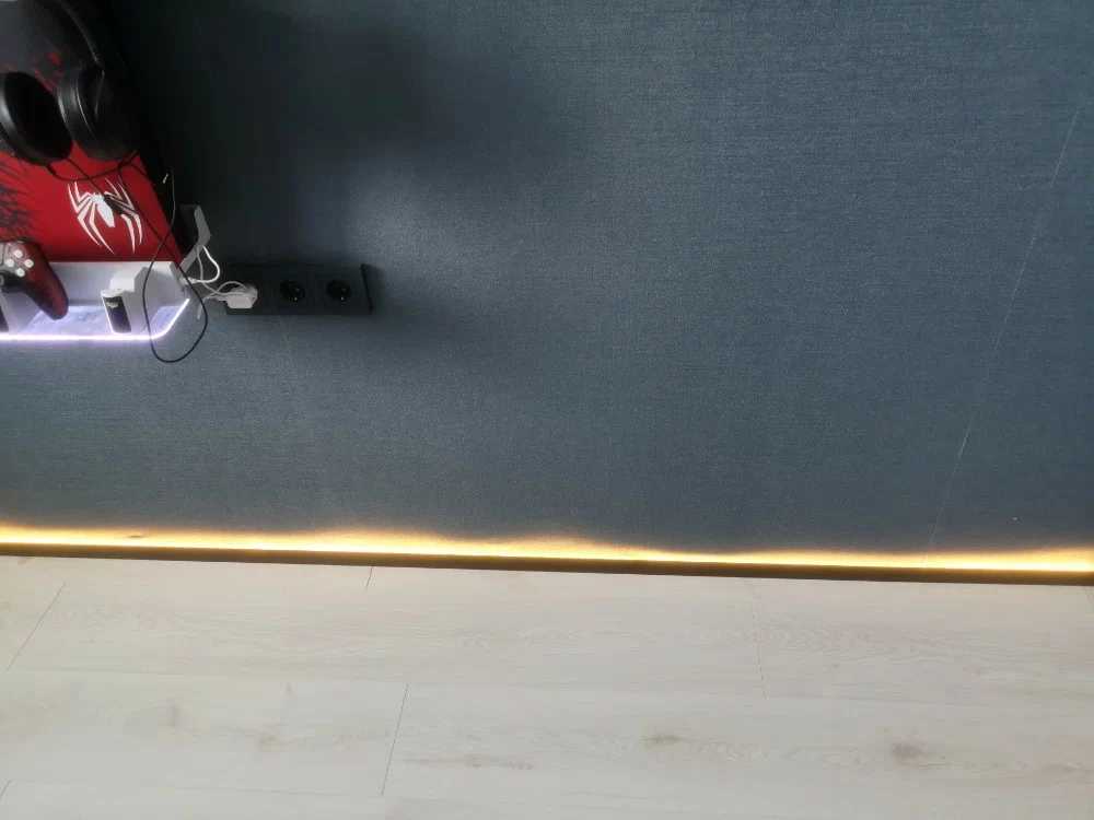 Антиплинтус алюминиевый под светодиодную ленту Апл 03.2700.15 Черный