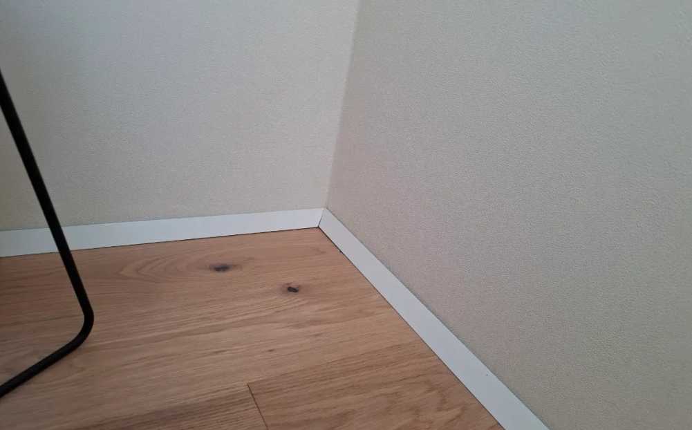 Антиплинтус алюминиевый под светодиодную ленту Апл 03.2700.16 Белый